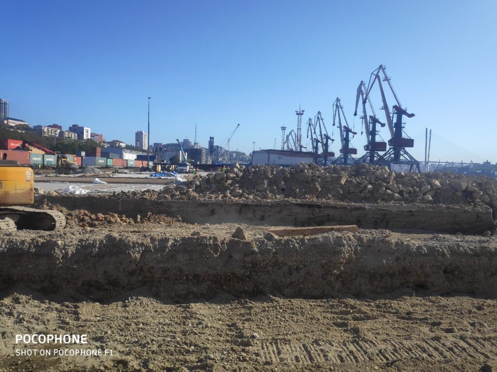 ПАО «ВМТП», Владивосток, нами велась разработка и вывоз грунта старого основания причальных площадей